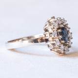 Anello a margherita vintage in oro bianco 14K con zaffiro (0.65ct ca.) e diamanti di taglio brillante (0.40ctw ca.), anni ‘70
