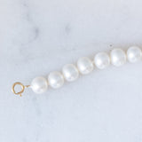 Braccialetto vintage con filo di perle bianche e chiusura in oro giallo 14K