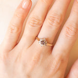 Anello a margherita vintage in oro giallo e bianco 9K con rubino (0.40ct ca.) e diamanti (0.06ctw ca.)
