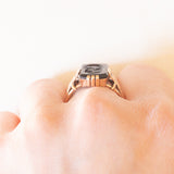 Anello vintage in oro giallo 14K con corniola incisa con profilo di soldato romano, anni ‘50/‘60