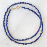 Collana moderna con filo di vetri blu e con pendente in oro giallo 18K con lapislazzuli, smeraldo e diamante