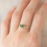 Anello vintage in oro giallo 9K con smeraldi (0.16ctw ca.) e diamanti, anni ‘70/‘80
