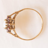 Anello a margherita vintage in oro giallo 9K con opale (0.30ct ca.) e granati (0.30ctw ca.), anni ‘70/‘80