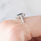 Anello a margherita vintage in platino con zaffiro (1.40ct) e diamanti di taglio brillante (0.94ctw), anni ‘80/‘90