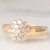 Anello a fiore con fede in oro giallo 14K con diamanti di taglio brillante (1ctw ca.), anni ‘80
