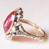 Anello a margherita vintage in stile antico in oro giallo 14K e argento con rubino sintetico (4.60ct ca.) e diamanti di taglio rosetta, anni ‘50/‘60