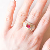 Anello a fascia vintage in oro giallo 18K con rubino (1.40ct ca.) e diamanti di taglio brillante (1ct ca.), anni ‘70/‘80