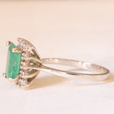 Anello a margherita vintage in oro bianco 14K con smeraldo (1.70ct ca.) e diamanti (0.28ctw ca.), anni ‘70