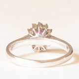Anello a margherita vintage in oro bianco 18K con rubino (0.42ct ca.) e diamanti (0.12ctw ca.), anni ‘70/‘80