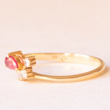 Anello vintage in oro giallo 18K con rubino sintetico (0.12ct ca.) e diamanti di taglio brillante (0.09ctw ca.), anni ‘80/‘90