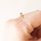Anello vintage in oro giallo e bianco 18K con zaffiro, anni ‘60