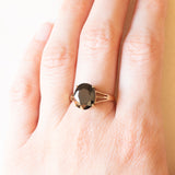 Anello da cocktail vintage in oro giallo 9K con quarzo nero (3ct ca.), anno 2006