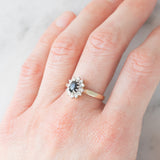 Anello a margherita vintage in oro giallo 9K con zaffiro (0.45ct ca.) e diamanti (0.10ctw ca.), anni ‘80