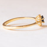 Anello a margherita vintage in oro giallo 18K con zaffiro (0.17ct ca.) e diamanti di taglio brillante (0.04ctw ca.), anni ‘70/‘80