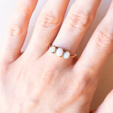 Anello trilogy antico in oro giallo 9K con opali (0.90ctw ca.), anni ‘10