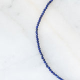 Collana moderna con filo di vetri blu e con pendente in oro giallo 18K con lapislazzuli, smeraldo e diamante
