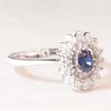 Anello a margherita vintage in oro bianco 18K con zaffiro (0.40ct ca.) e diamanti (0.16ctw ca.), anni ‘60/‘70