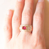 Anello a fascia vintage in oro giallo 18K con rubino (1.40ct ca.) e diamanti di taglio brillante (1ct ca.), anni ‘70/‘80