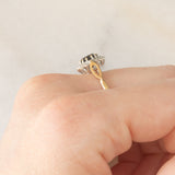 Anello a margherita vintage in oro giallo e bianco 9K con zaffiro (0.60ct ca.) e diamanti (0.06ctw ca.), anno 1988