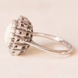 Anello a margherita vintage in oro bianco 14K con opale (1.70ct ca.) e diamanti di taglio brillante (0.40ctw ca.), anni ‘60