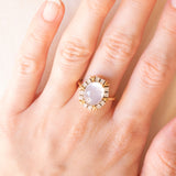 Anello a margherita vintage in oro giallo 18K con pietra di Luna (3.50ct ca.) e diamanti di taglio brillante (0.36ctw ca.), anni ‘70