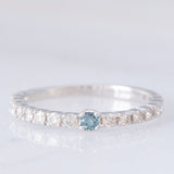 Mezzo eternity vintage in oro bianco 18K con alessandrite (0.06ct) e diamanti (0.45ctw), anni ‘2000