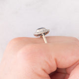 Anello a margherita antico in oro giallo 18K e argento con zaffiro e diamanti di taglio rosetta, anni ‘10/‘20