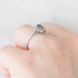 Anello a margherita vintage in platino con zaffiro (0.45ct ca.) e diamanti (0.14ctw ca.), anno 2006