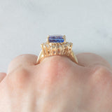 Anello ballerina vintage in oro giallo 14K con tanzanite (5.60ct ca.) e diamanti di taglio brillante e tapered (1.30ctw ca.), anni ‘70/‘80