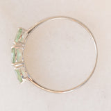 Trilogy vintage in oro bianco 9K con zaffiri verde sintetici (0.80ctw ca.) e diamanti, anni ‘90