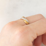 Anello vintage con design intrecciato in oro giallo e bianco 9K con diamanti, anni ‘80/‘90