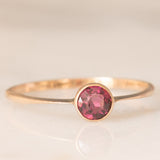 Solitario antico in oro giallo 9K con tormalina rosa (0.25ct ca.), anni ‘10/‘20