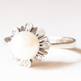 Anello a margherita in oro bianco 18K con perla bianca e diamanti (0.08ctw ca.), anni ‘50/‘60
