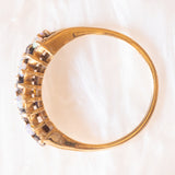 Anello vintage in oro giallo 8K con zaffiri (0.16ctw ca.) e opali (0.08ctw ca.), anni ‘60/‘70