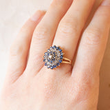 Anello a fiore vintage in oro giallo 14K con zaffiri (0.40ctw ca.) e diamanti (0.40ctw ca.), anni ‘70/‘80