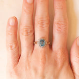 Anello a margherita vintage in oro giallo e bianco 9K con topazio azzurro (1.70ct ca.) e diamanti (0.14ctw ca.), anni ‘80