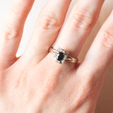 Anello a margherita vintage in oro bianco 18K con zaffiro (0.40ct ca.) e diamanti (0.10ctw ca.), anni ‘70