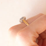 Anello a margherita vintage in oro giallo e bianco 9K con zaffiro (0.50ct ca.) e diamanti di taglio brillante (0.20ctw ca.), anni ‘70/‘80