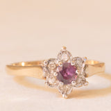 Anello a margherita vintage in oro giallo e bianco 9K con rubino (0.40ct ca.) e diamanti (0.06ctw ca.)