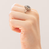 Anello a margherita vintage in oro bianco 14K con zaffiro (0.65ct ca.) e diamanti di taglio brillante (0.40ctw ca.), anni ‘70