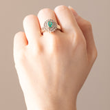 Anello a margherita vintage in oro bianco 18K con smeraldo (0.50ct ca.) e diamanti (0.53ctw ca.), anni ‘60/‘70