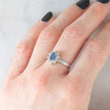 Anello a margherita vintage in oro bianco 18K con zaffiro (0.50ct ca.) e diamanti di taglio brillante (0.25ctw ca.), anni ‘80
