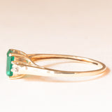 Trilogy vintage in oro giallo 9K con smeraldo sintetico (0.40ct ca.) e diamanti (0.02ctw ca.), anni ‘60/‘70