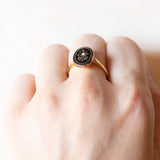 Anello antico in oro giallo 14K con smalti neri e perlina bianca, primi del ‘900