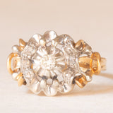 Anello vintage in oro giallo e bianco 18K con diamante centrale di taglio brillante (0.10ct ca.) e diamanti laterali di taglio rosetta, anni ‘40/‘50