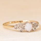 Anello vintage in oro giallo e bianco 9K con opale (0.15ct ca.) e diamanti, anni ‘70