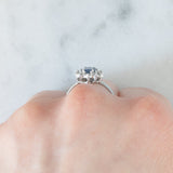 Anello a margherita vintage in oro bianco 18K con zaffiro (0.50ct ca.) e diamanti di taglio brillante (0.25ctw ca.), anni ‘80