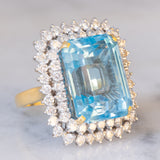 Anello da cocktail vintage in oro giallo e bianco 18K con topazio azzurro (20ct ca.) e diamanti di taglio brillante (1.70ctw ca.), anni ‘70