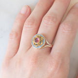 Anello antico in oro giallo 8K con calcedonio azzurro e tormalina rosa, primi del ‘900