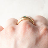 Anello gypsy vintage in oro giallo 18K con smeraldo (0.15ct ca.) e diamanti di taglio brillante (0.20ctw ca.), anni ‘60